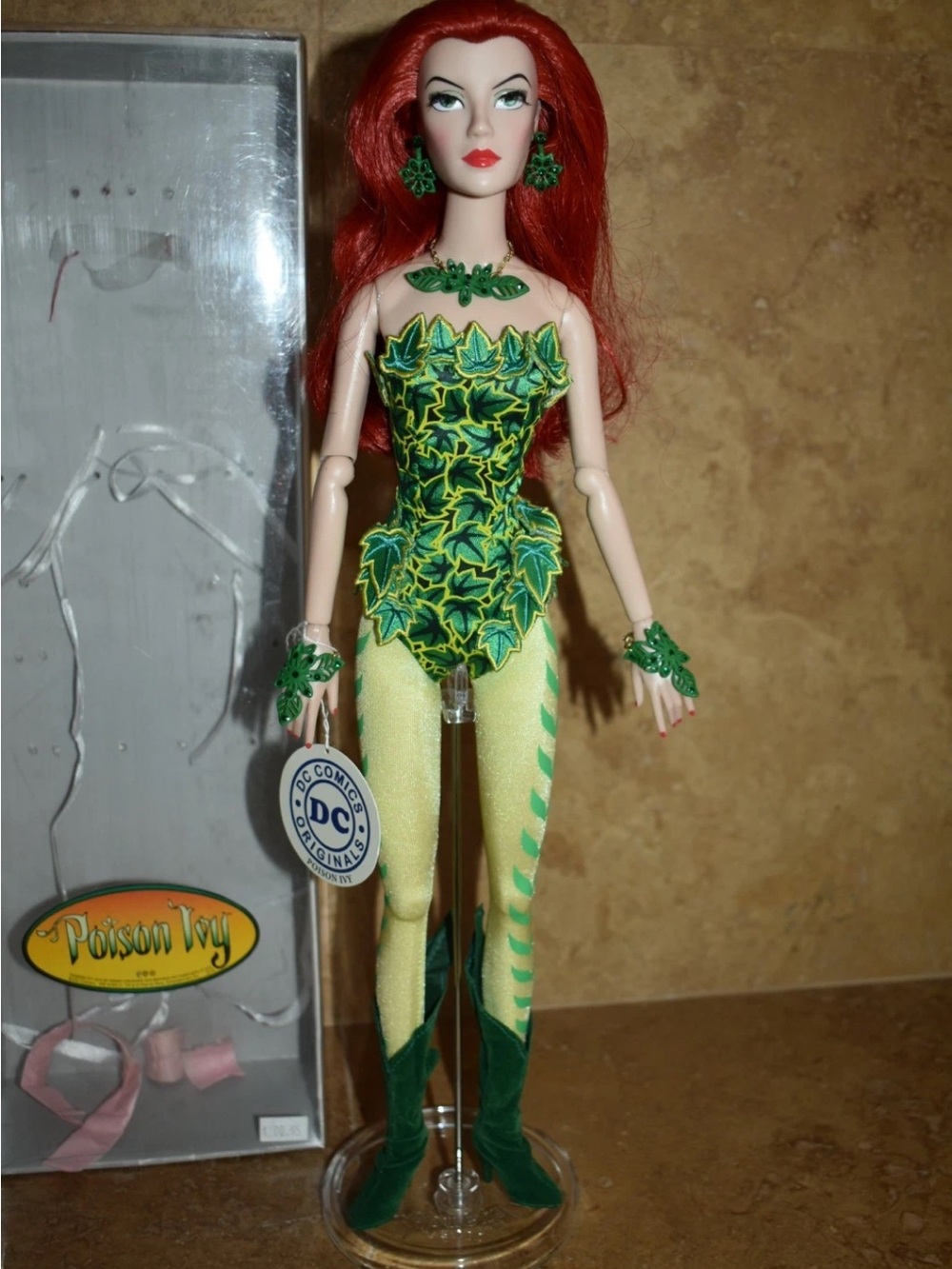 Madame Alexander X DC COMICS LIMITED EDITION 17" DOLL FIGURE BATMAN POISON IVY - Picture 5 of 12